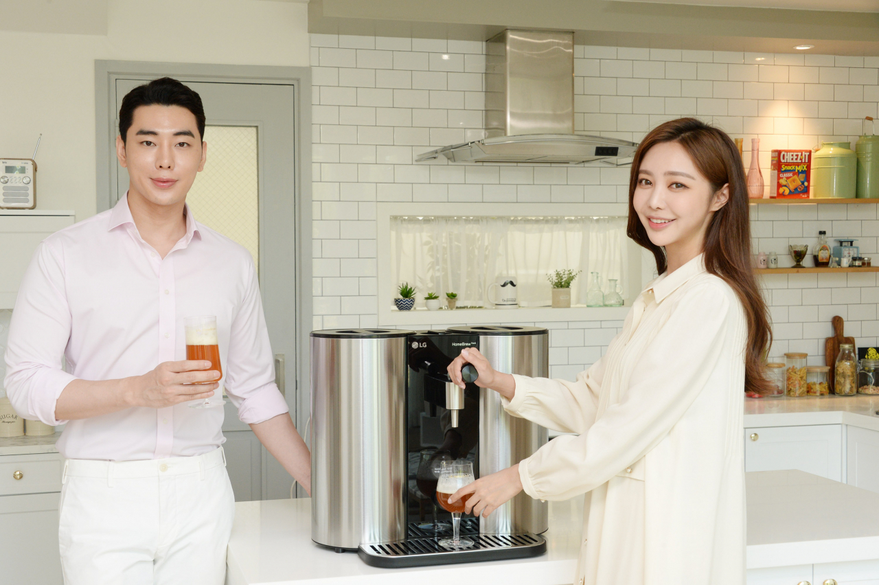 LG전자가 10일 100만원대 캡슐형 수제맥주제조기 ‘LG 홈브루’ 신제품을 출시했다. 모델들이 홈브루를 소개하고 있다. [LG전자 제공]