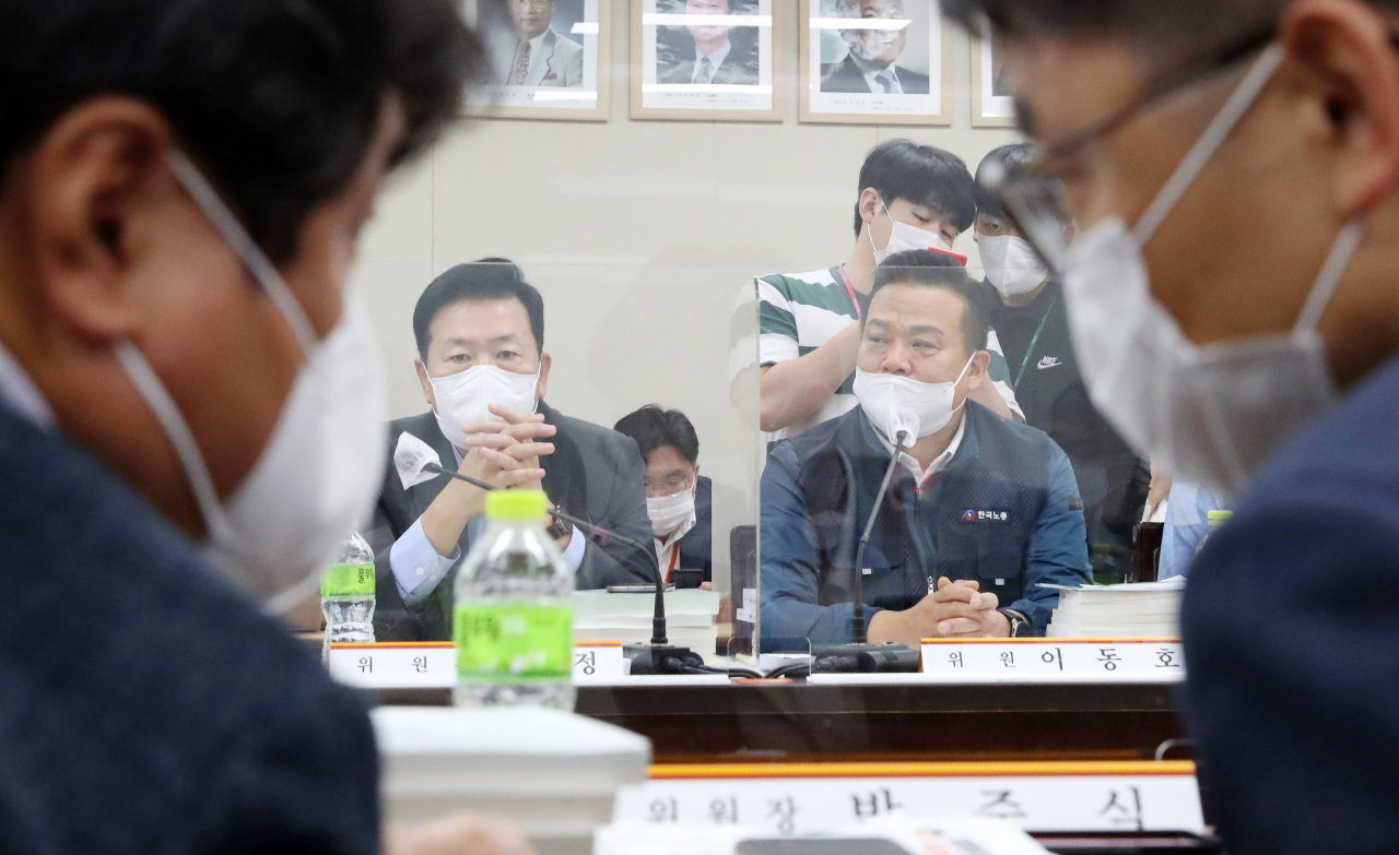 정부세종청사 고용노동부에서 지난 9일 열린 제6차 최저임금위원회 전원 회의에서 박준식 최저임금위원회 위원장(오른쪽)과 권순원 공익위원이 대화하고 있다. 건너편에 자리한 사용자 위원인 류기정 한국경영자총협회 전무(왼쪽 두번째)와 근로자 위원인 이동호 한국노총 사무총장이 무거운 표정으로 자리하고 있다. [연합]