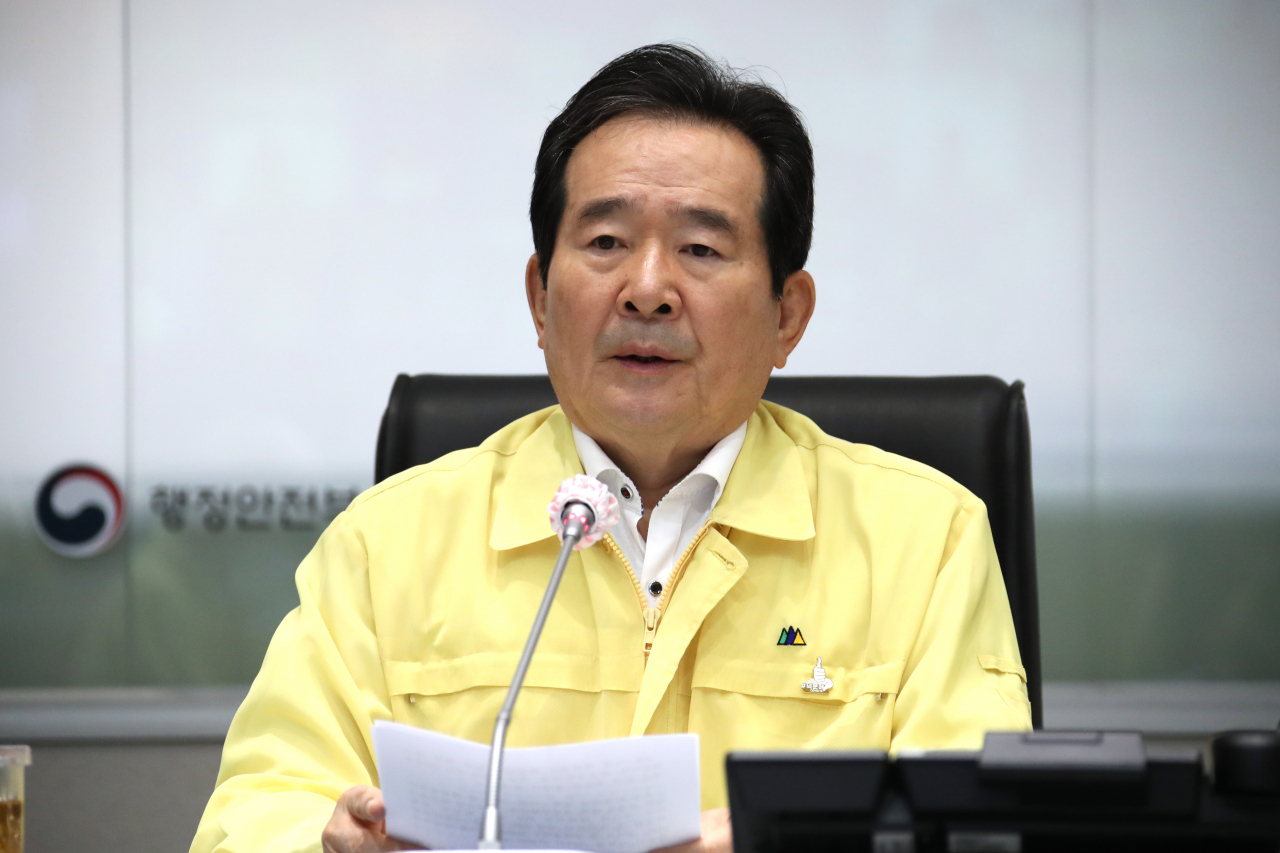 정세균 국무총리가 지난 10일 정부서울청사 중앙재난안전상황실 서울상황센터에서 열린 코로나19 대응 중앙재난안전대책본부 회의를 주재하고 있다.［연합］