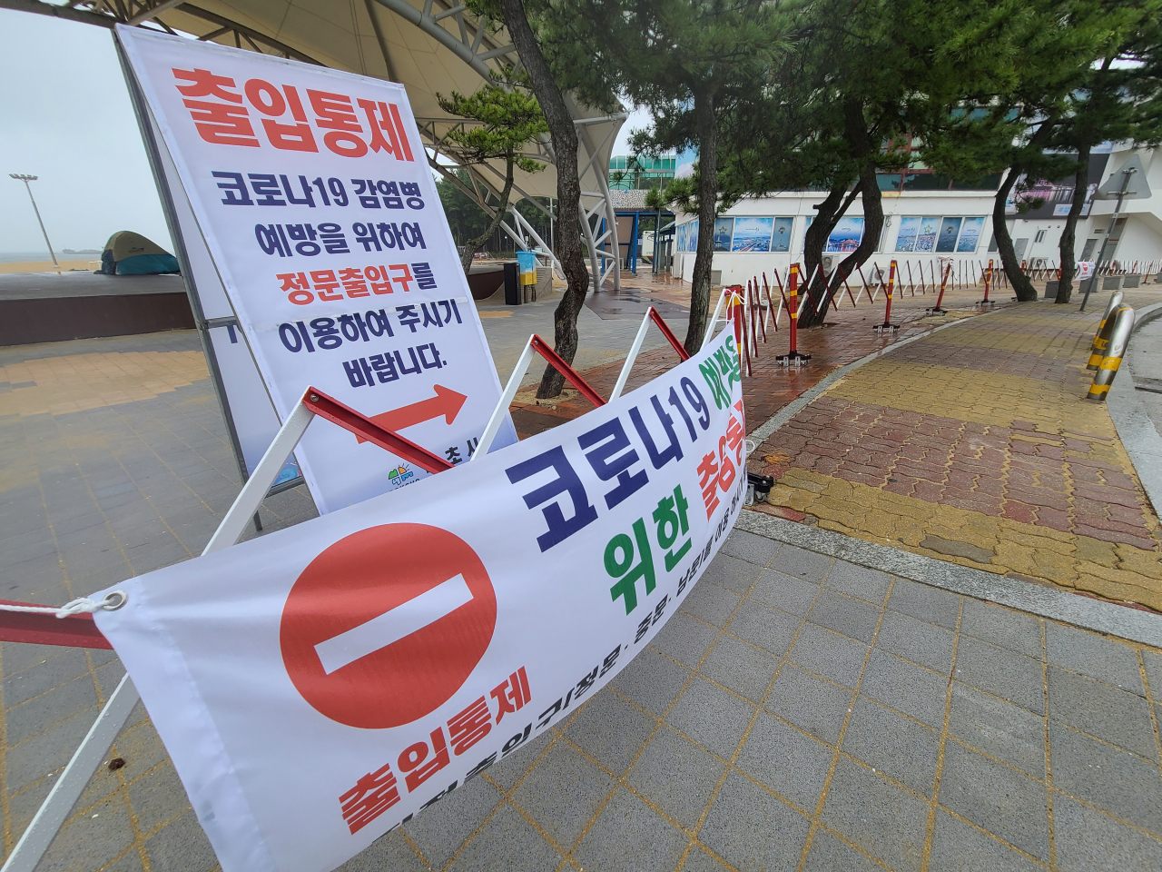 강릉과 동해시 지역 해수욕장을 제외한 강원 동해안 해수욕장이 문을 열고 운영에 들어간 10일 속초해수욕장 주변지역에 신종 코로나바이러스 감염증(코로나19) 방역을 위한 출입통제 울타리가 설치돼 있다. 속초시는 속초해수욕장을 찾는 피서객은 소독기가 설치된 출입구로만 통행하도록 조치했다. 연합뉴스