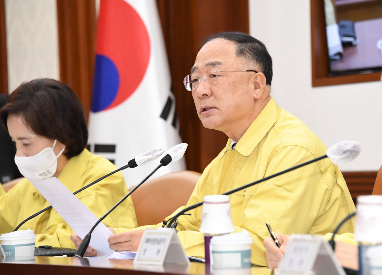 홍남기 부총리 겸 기획재정부 장관이 10일 서울 광화문 정부서울청사에서 열린 '제10차 비상경제 중앙대책본부 회의'를 주재, 모두발언을 하고 있다. ［연합］