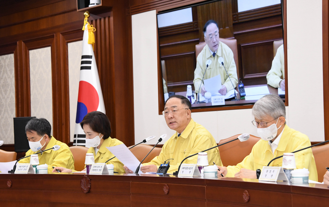 금융·부동산에 대한 ‘부자증세’로 상위 5% 이내의 자산가들이 3조6000억원의 세금을 추가로 부담하게 될 전망이다. 홍남기 부총리 겸 기획재정부 장관이 지난 10일 정부서울청사에서 비상경제 중앙대책본부 회의를 열어 다주택자를 대상으로 한 종부세 인상을 포함한 주택시장 안정 보완대책을 논의하고 있다. [기획재정부 제공]