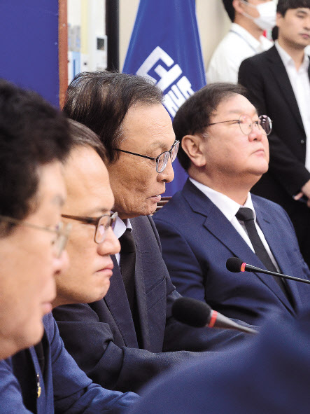더불어민주당 이해찬 대표와 김태년 원내대표 등이 침울한 표정으로 박원순 서울 시장의 갑작스러운 죽음을 애도하는 검은 넥타이를 매고 10일 오전 국회에서 열린 최고위원회의에 참석하고 있다. 이상섭 기자