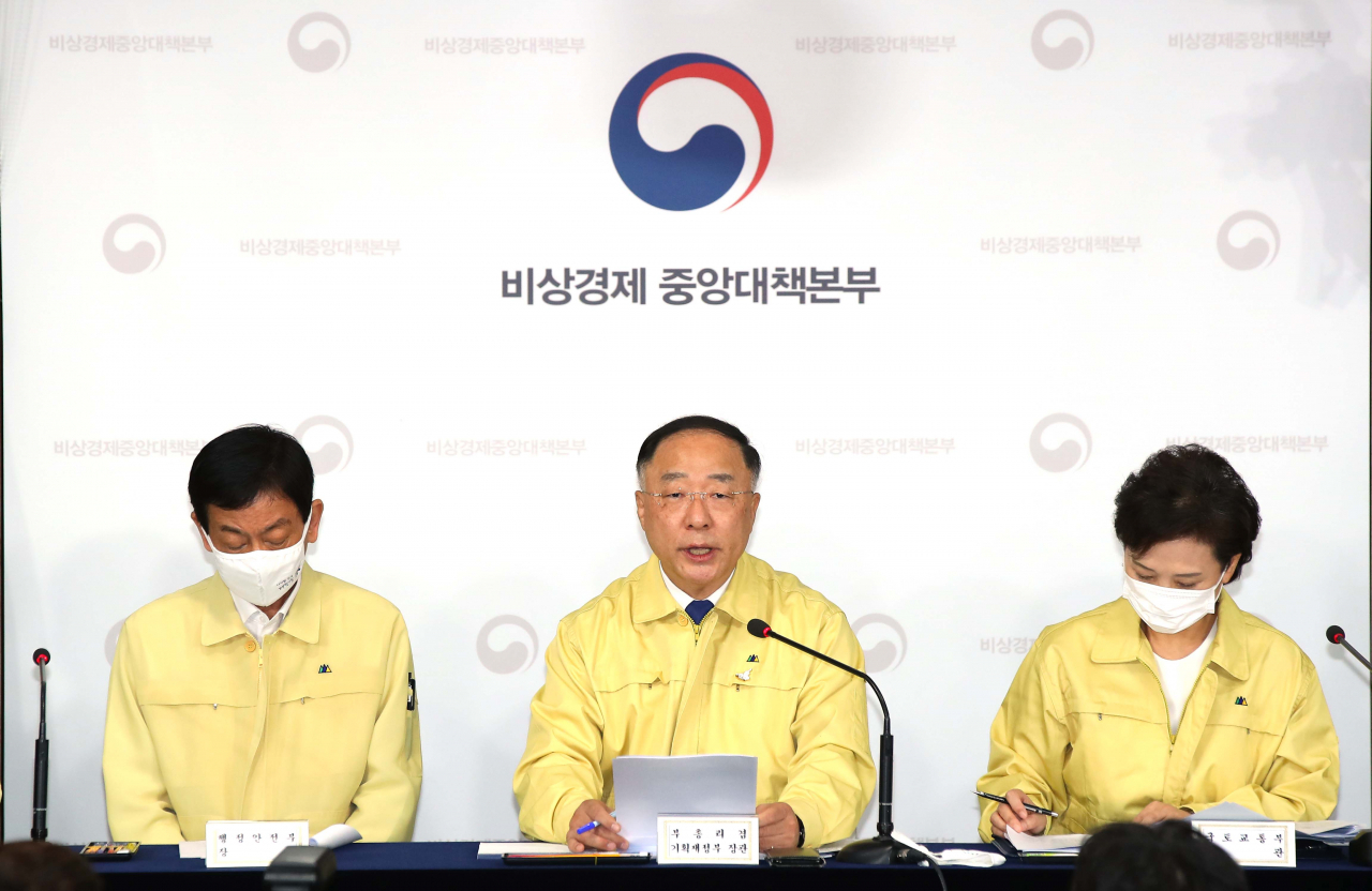 홍남기 경제부총리 겸 기획재정부 장관이 10일 오전 정부서울청사에서 6·17 부동산 정책 후속 대책을 발표하고 있다. [연합뉴스]