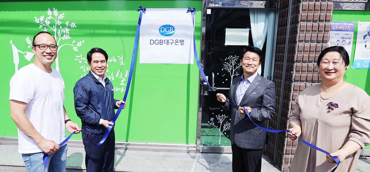 8일 열린 ‘DGB행복이 꽃피는 공부방’ 대구 29호점 개소식에 참석한 김윤국 DGB부행장(왼쪽 두번째)과 관계자들.[대구은행 제공]