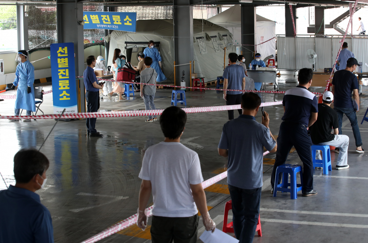 신종 코로나바이러스 감염증 확진자 발생이 이어지고 있는 10일 오전 광주 북구보건소 선별진료소에서 시민들이 코로나19 검사를 받기 위해 길게 줄지어 있다. [연합]