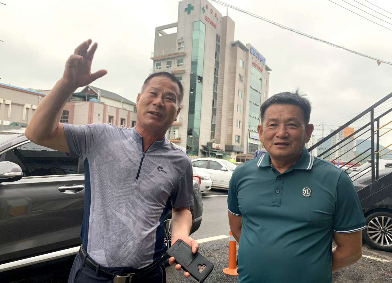 30명의 사상자가 발생한 전남 고흥군 윤호21병원 화재 현장에서 이삿짐 사다리차로 귀중한 생명 6명을 구한 이은수(왼쪽)와 신복수씨. [연합]