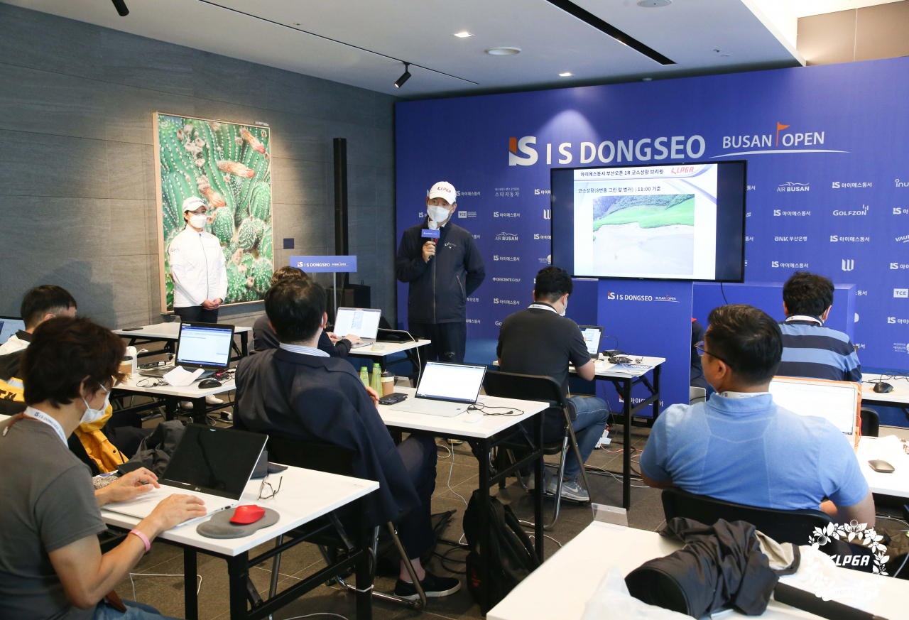 KLPGA 최진하 경기위원장이 1R 취소 관련 브리핑 하고 있다./KLPGA 제공