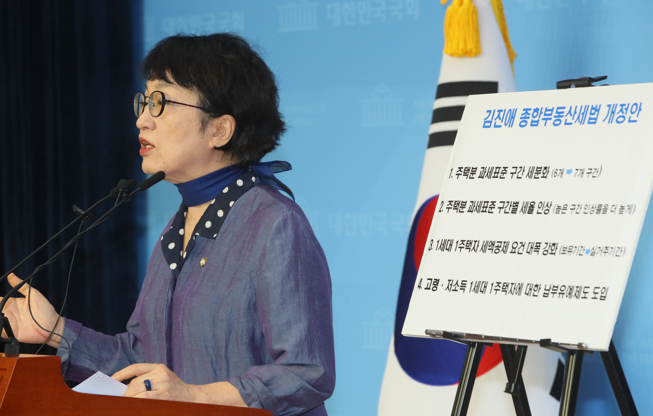 김진애 열린민주당 의원이 10일 국회 소통관에서 종부세 강화법안 발의에 대해 기자회견하고 있다. [연합]