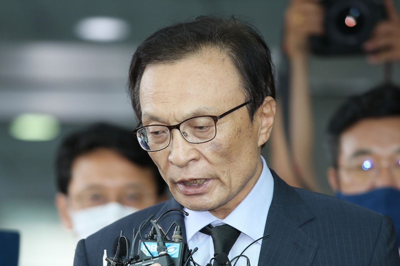 이해찬 더불어민주당 대표가 10일 오전 고(故) 박원순 서울시장의 빈소가 마련된 서울 종로구 서울대병원 장례식장에서 조문을 마친 뒤 취재진의 질문에 답하고 있다. 이 대표는 취재진의 “고인에 대한 의혹이 있는데 당 차원 대응할 것인가”라는 질문에 “그건 예의가 아니다. 그런 걸 이 자리에서 예의라고 합니까”라며 질타했다. [연합]