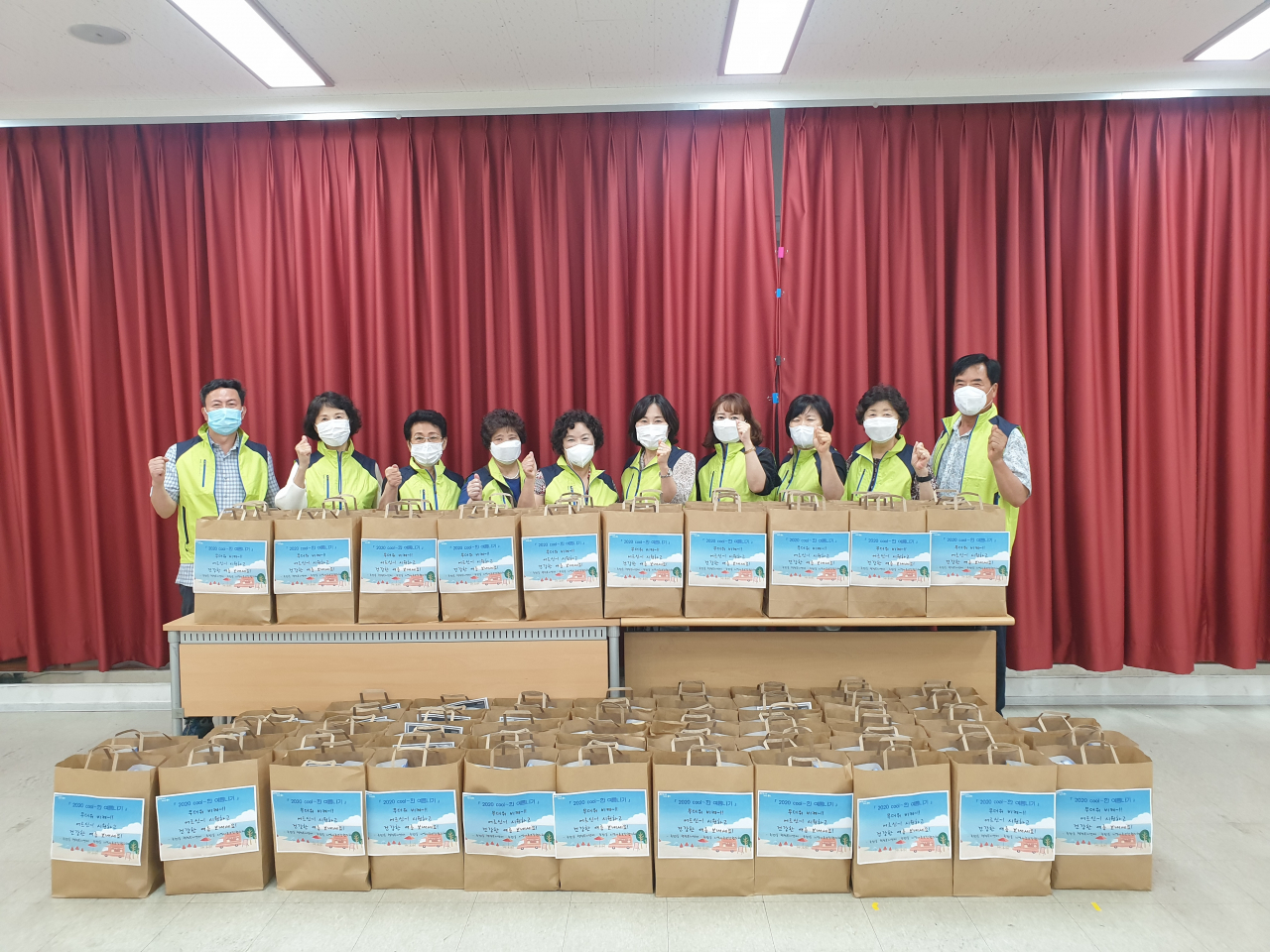 저소득층 독거노인 100가구에 여름용품이 들어 있는 꾸러미를 전달했다. [용인시 제공]