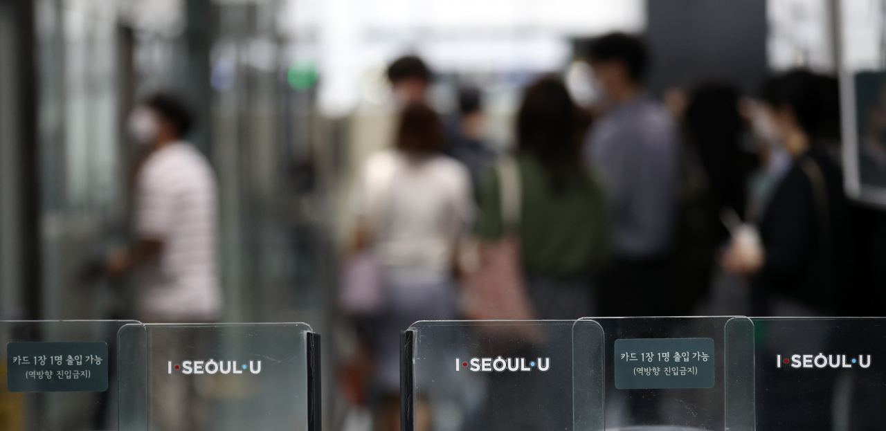 10일 오전 서울시청에 직원들이 출근하고 있다. 지난 9일 공관을 나와 연락이 두절된 박원순 서울시장이 숨진 채 발견됐다. 이날 경찰에 따르면 전날 오후부터 박 시장의 모습이 마지막으로 포착된 북악산 일대를 수색하던 경찰 기동대원과 소방대원, 인명구조견은 이날 0시1분께 숙정문 인근 성곽 옆 산길에서 박 시장의 시신을 발견했다. 박 시장은 극단적 선택을 한 모습으로 발견된 것으로 전해졌다. [연합]
