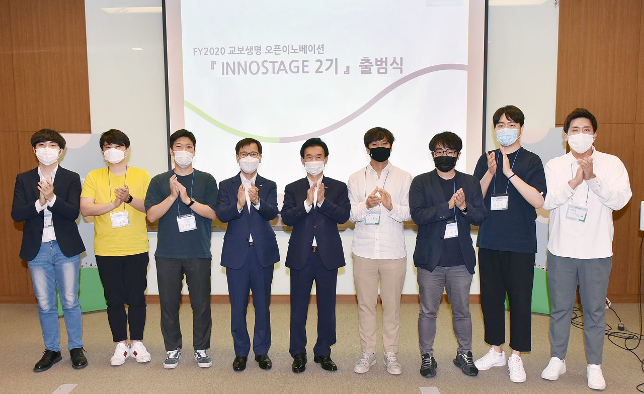광화문 교보생명 본사에서 열린 '2020 교보생명 이노스테이지 2기 출범식'에서 윤열현 교보생명 대표이사 사장(가운데), 권창기 교보생명 디지털혁신지원실장(왼쪽 네번째)과 스타트업 대표 및 관계자들이 기념사진을 촬영하고 있다. 출처=교보생명