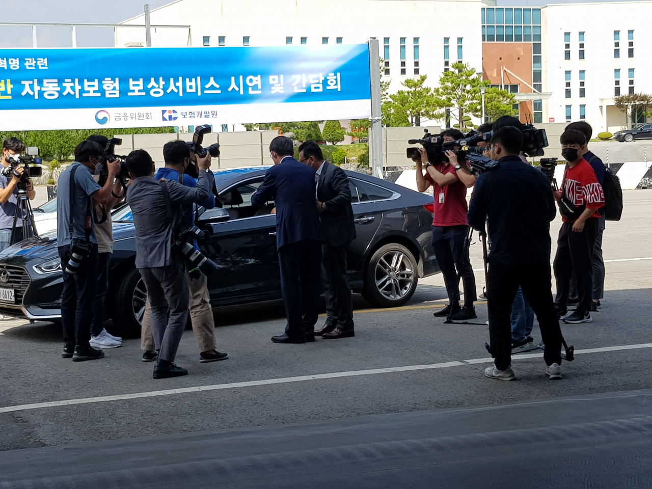 은성수 금융위원장이 AI 기반 자동차보험 보상서비스 시연회에서 사고 차량의 파손부위를 휴대폰 카메라로 찍고 있다. th5@heraldcorp.com/홍태화 기자