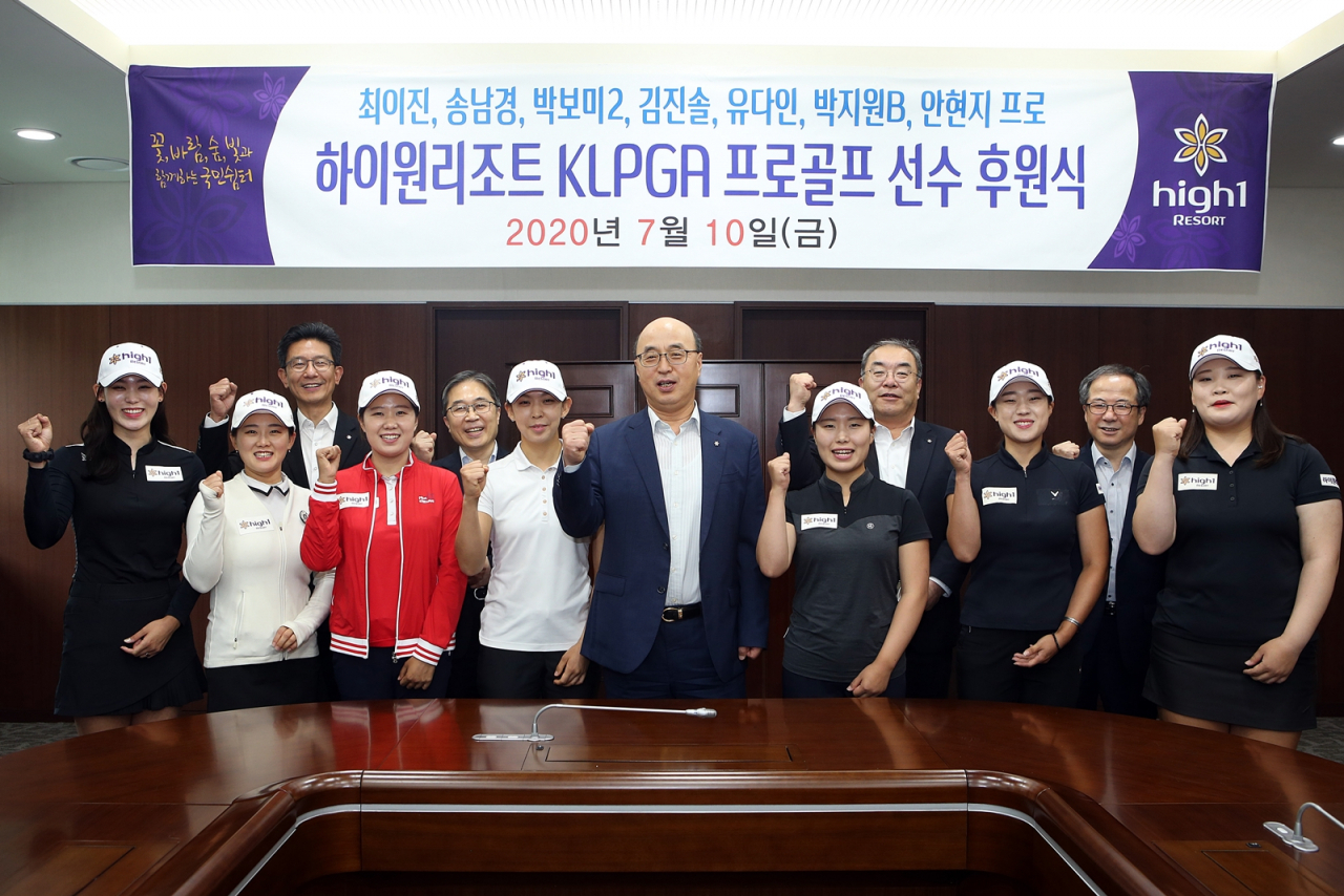 KLPGA 강원도 출신 2부, 3부 투어 선수들이 하이원 문태곤 대표와 후원계약을 맺은뒤 선전을 다짐하고 있다.