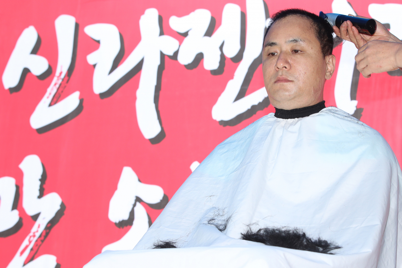 10일 오후 서울 영등포구 한국거래소 앞에서 열린 신라젠 주권 회복 및 거래재개 촉구 집회에서 이성호 신라젠행동주의주주모임 대표가 삭발하고 있다. [연합뉴스]