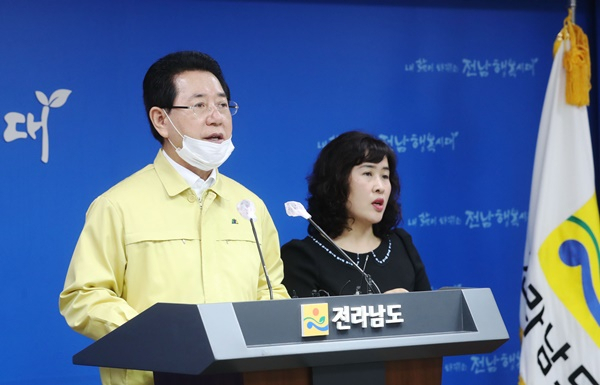 김영록 전남지사가 지난 8일 코로나 대응 브리핑을 하고 있다. [전남도 제공]