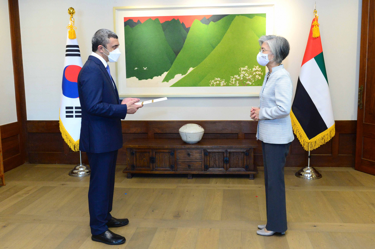 강경화 외교부 장관과 압둘라 빈 자이드 알 나흐얀 UAE 외교장관이 10일 오후 서울 도렴동 외교부 청사에서 외교장관 회담을 진행하고 있다. [외교부 제공]