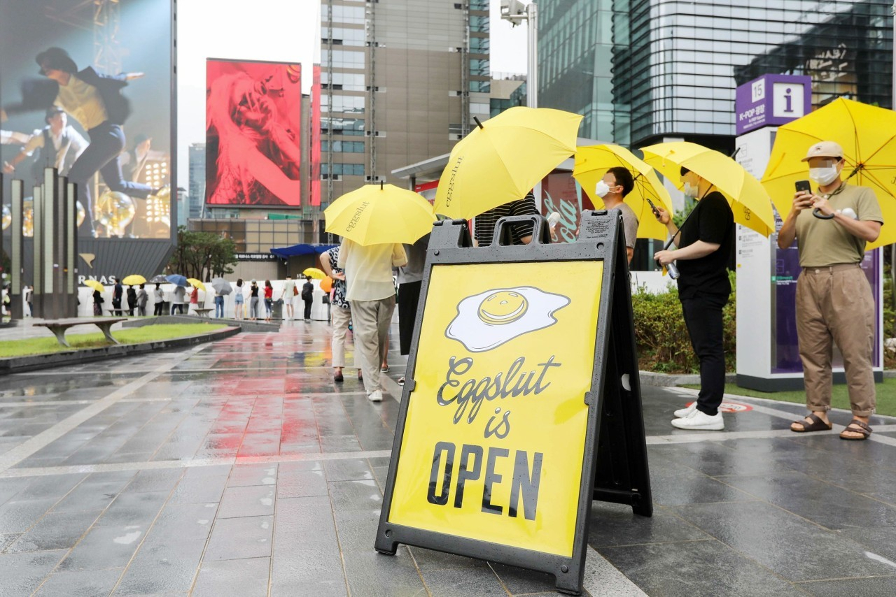 지난 10일 서울 강남구 ‘에그슬럿 1호점’에 사람들이 줄서서 기다리고 있다. 이날 에그슬럿 코엑스점에는 새벽 6시 첫 고객이 방문했으며 개점 시간인 오전 10시 이전 약 300명의 고객들이 줄을 섰다. [사진제공 =SPC그룹]