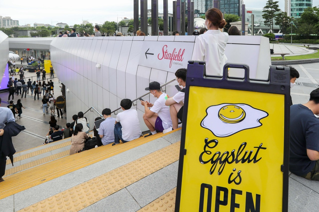 지난 10일 서울 강남구 ‘에그슬럿 1호점’에 사람들이 줄서서 기다리고 있다. 이날 에그슬럿 코엑스점에는 새벽 6시 첫 고객이 방문했으며 개점 시간인 오전 10시 이전 약 300명의 고객들이 줄을 섰다. [사진제공 =SPC그룹]