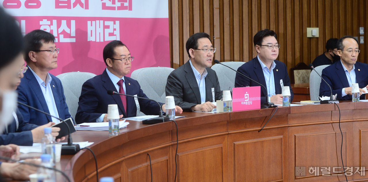 [헤럴드경제=이상섭 기자] 미래통합당 주호영 원내대표가 10일 오전 서울 여의도 국회에서 열린 원내대책회의에서 현안과 관련한 발언하고 있다. babtong@heraldcorp.com