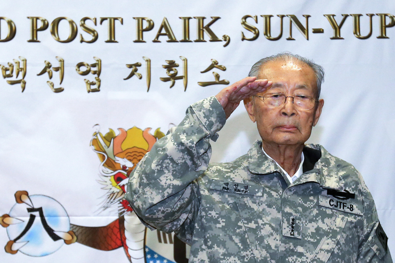 백선엽 장군이 10일 오후 11시 4분께 별세했다. 향년 100세. 사진은 2013년 8월 경기도 파주 뉴멕시코 사격장에서 열린 백선엽 장군 미8군 명예사령관 임명식에서 미군 야전상의를 입은 뒤 경례하는 백 장군. [연합]