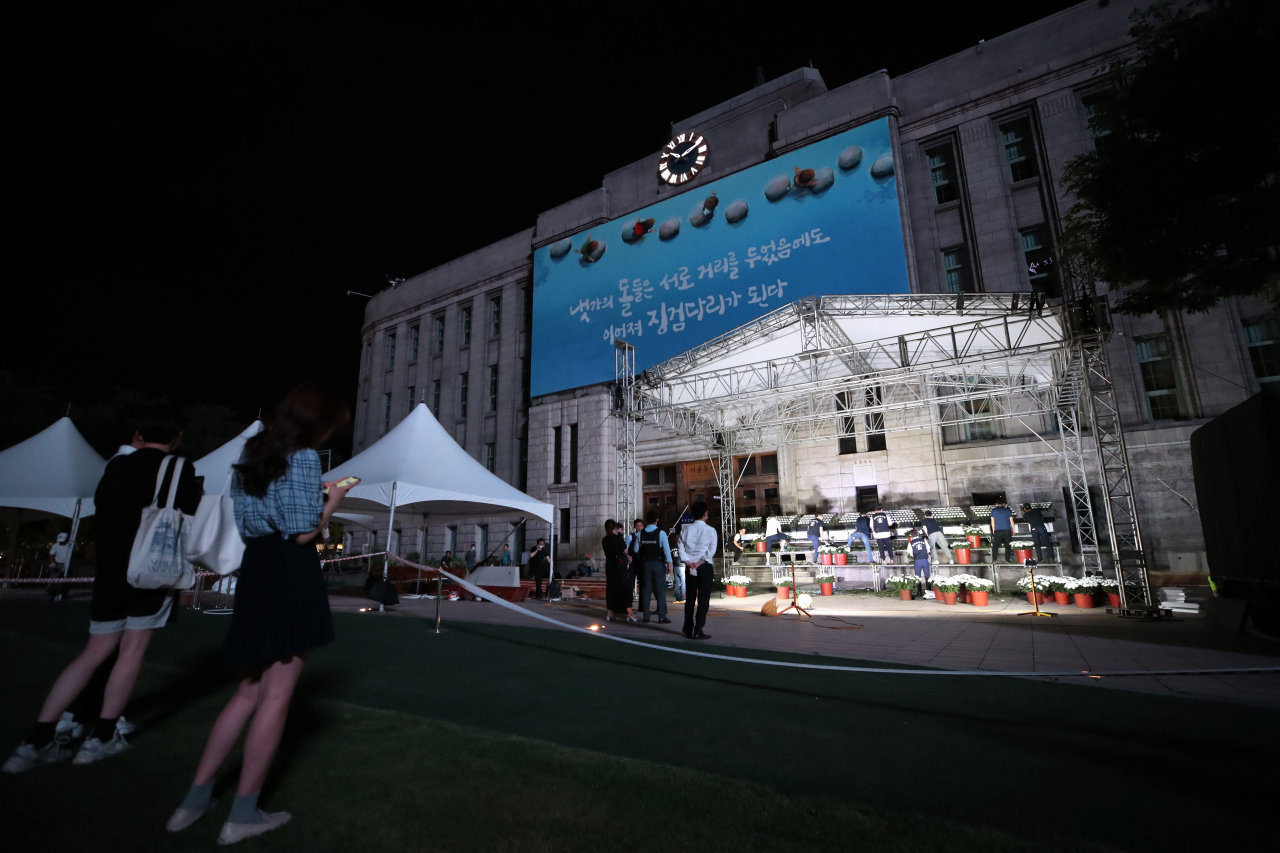 10일 서울 중구 태평로 시청 앞 서울광장에 고(故) 박원순 서울시장 분향소가 설치되고 있다. 일반 시민은 서울시가 설치한 서울시청 앞 분향소에서 오는 11일 오전 11시부터 조문할 수 있다.[연합]