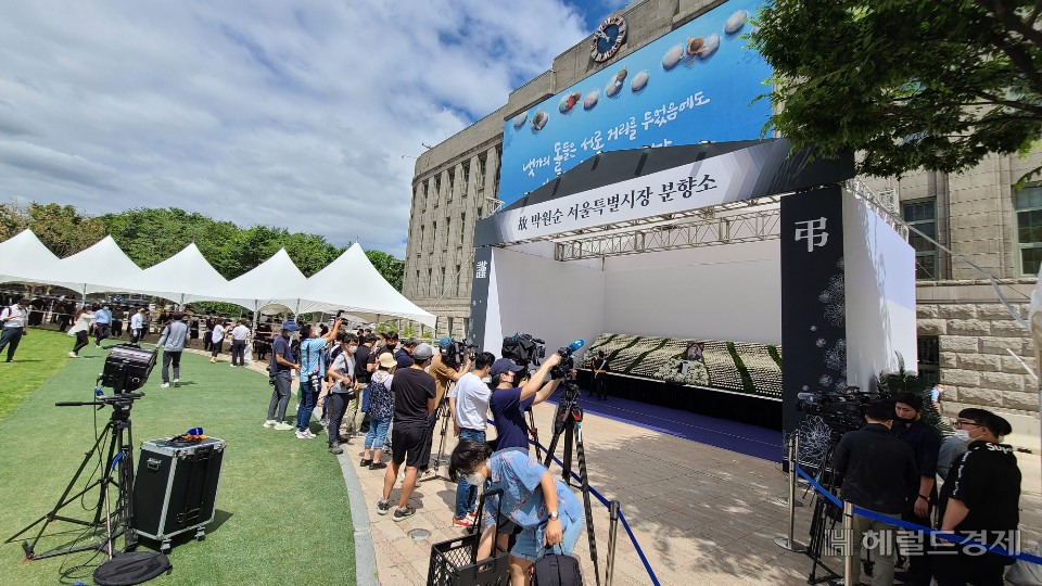 서울광장에 차려진 고 박원순 서울시장 분향소 앞에 취재진이 대기하고 있다. [사진=최원혁 기자/choigo@]