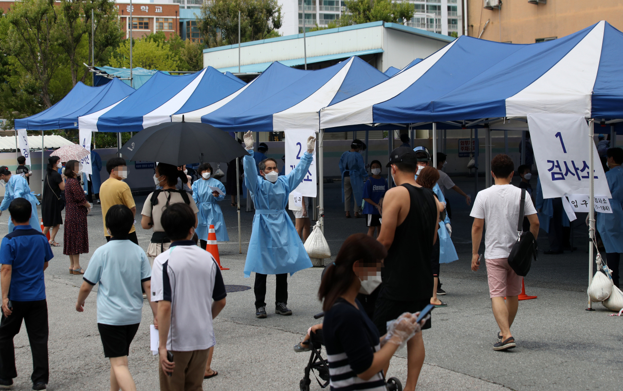 10일 광주 북구 일곡중앙교회 주차장에 설치된 선별진료소에서 일곡중앙교회 자가격리자 918명 대상으로 코로나19 검사가 진행되고 있다. 일곡중앙교회에 지난달 27일과 28일 2명의 확진자가 다녀가며 현재까지 이 교회에서 10여 명의 코로나19 확진자가 발생했다. [연합]
