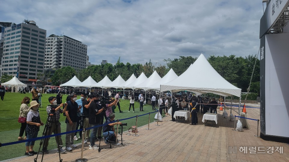 11일 오전11시부터 조문이 시작된 서울광장 분향소 앞에 시민들이 줄을 서 있다. [사진=최원혁 기자/choigo@heraldcorp.com]