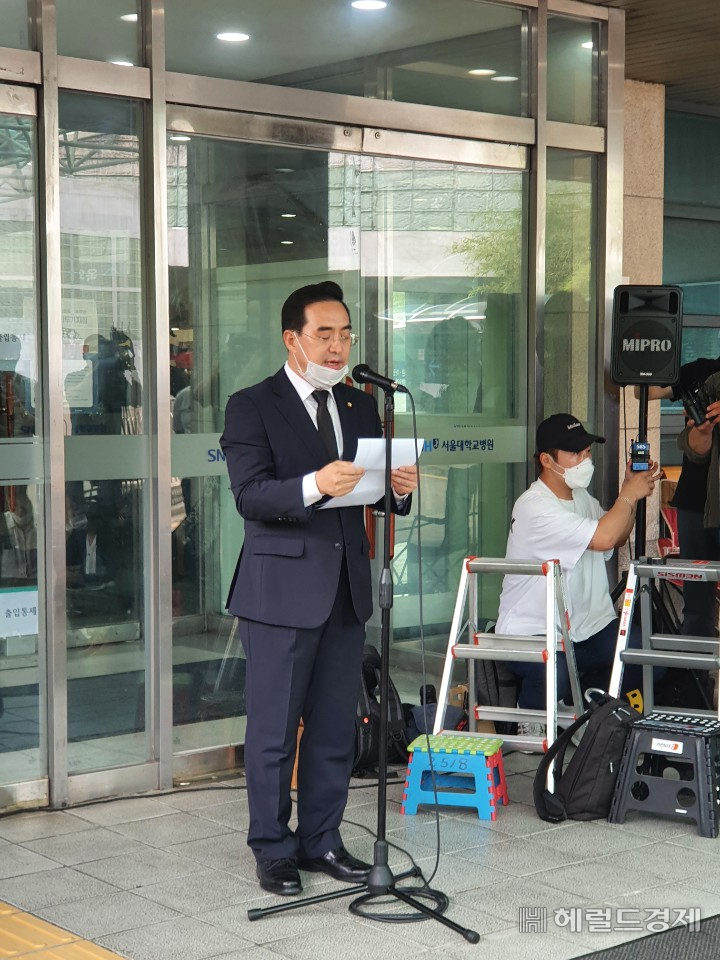 박홍근 더불어민주당 의원이 11일 종로구 서울대학병원 장례식장 앞에서 장례위원회 구성과 일정을 발표하고 있다. [사진=한지숙 기자]