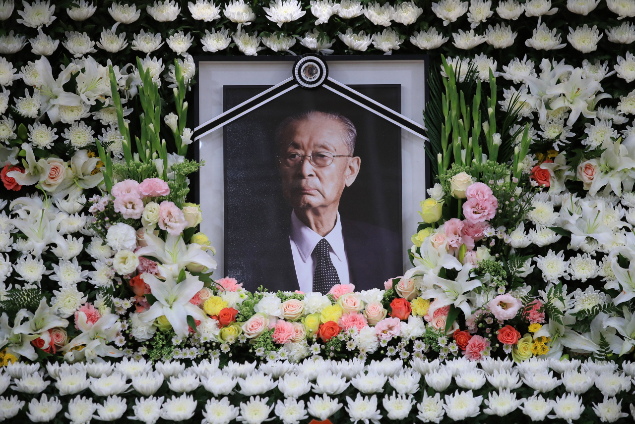 11일 오후 서울 송파구 서울아산병원 장례식장에 고 백선엽 장군의 빈소가 마련돼 있다. [연합]