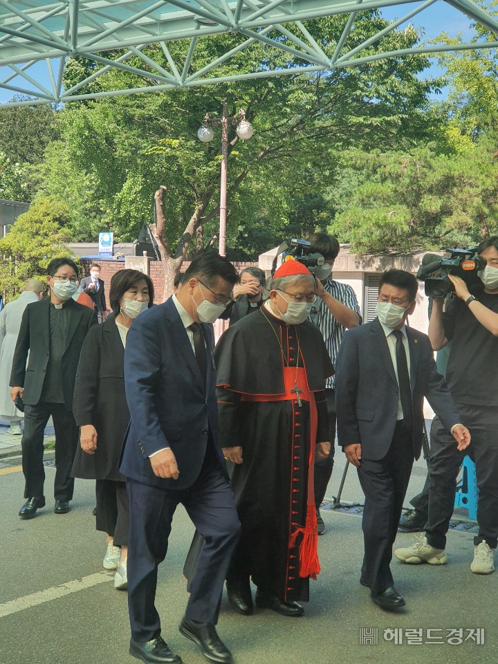 천주교 서울대교구 염수경 추기경이 11일 오전 종로구 연건동 서울대학병원 장례식장에 들어서고 있다. [사진=한지숙 기자/jshan@]