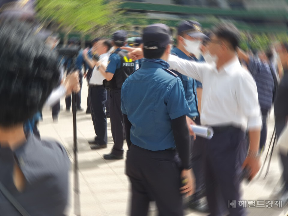 11일 오후 서울 중구 서울시청 앞에서 박원순 시장 분향소 설치에 반대하는 여성을 향해 박 시장 지지자(오른쪽 흰색 상의)가 항의하고 있다. [사진=이진용 기자/jycafe@heraldcorp.com]