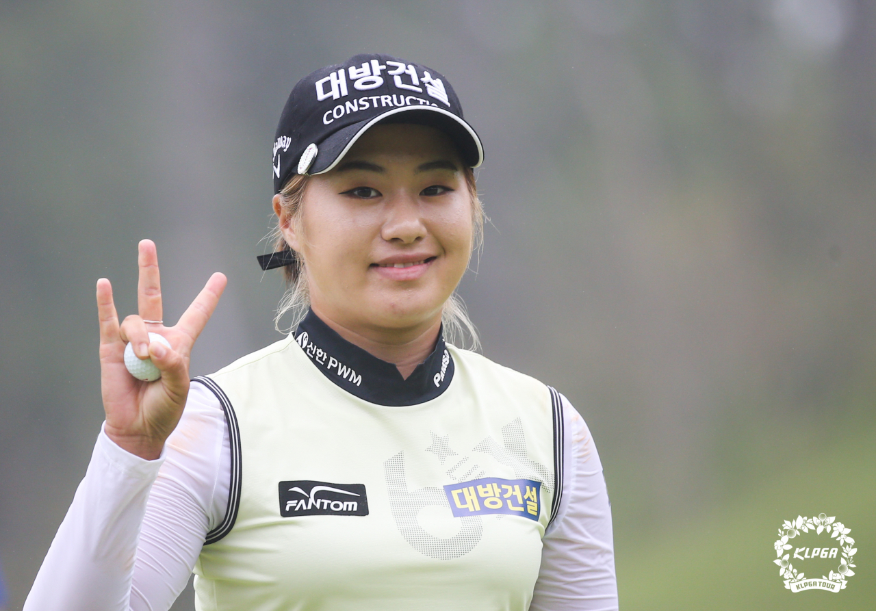 5번홀에서 알바트로스를 기록한 이정은6가 6번홀 홀아웃하며 '3타를 줄였다'고 손가락으로 표시하며 포즈를 취했다./KLPGA 제공