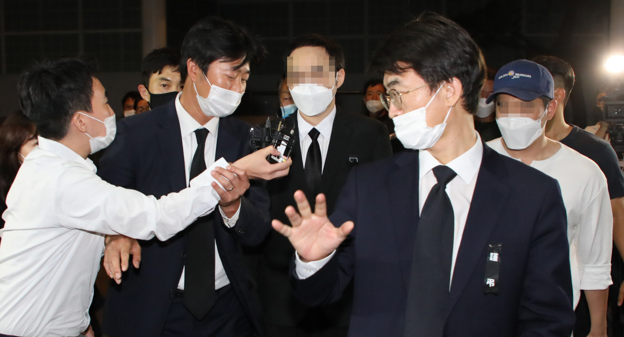 고 박원순 서울시장의 아들 박주신 씨가 11일 아버지 빈소가 마련된 서울대학병원 장례식장에 들어오고 있다. 박 씨는 이날 인천공항을 통해 입국했다. 연합뉴스