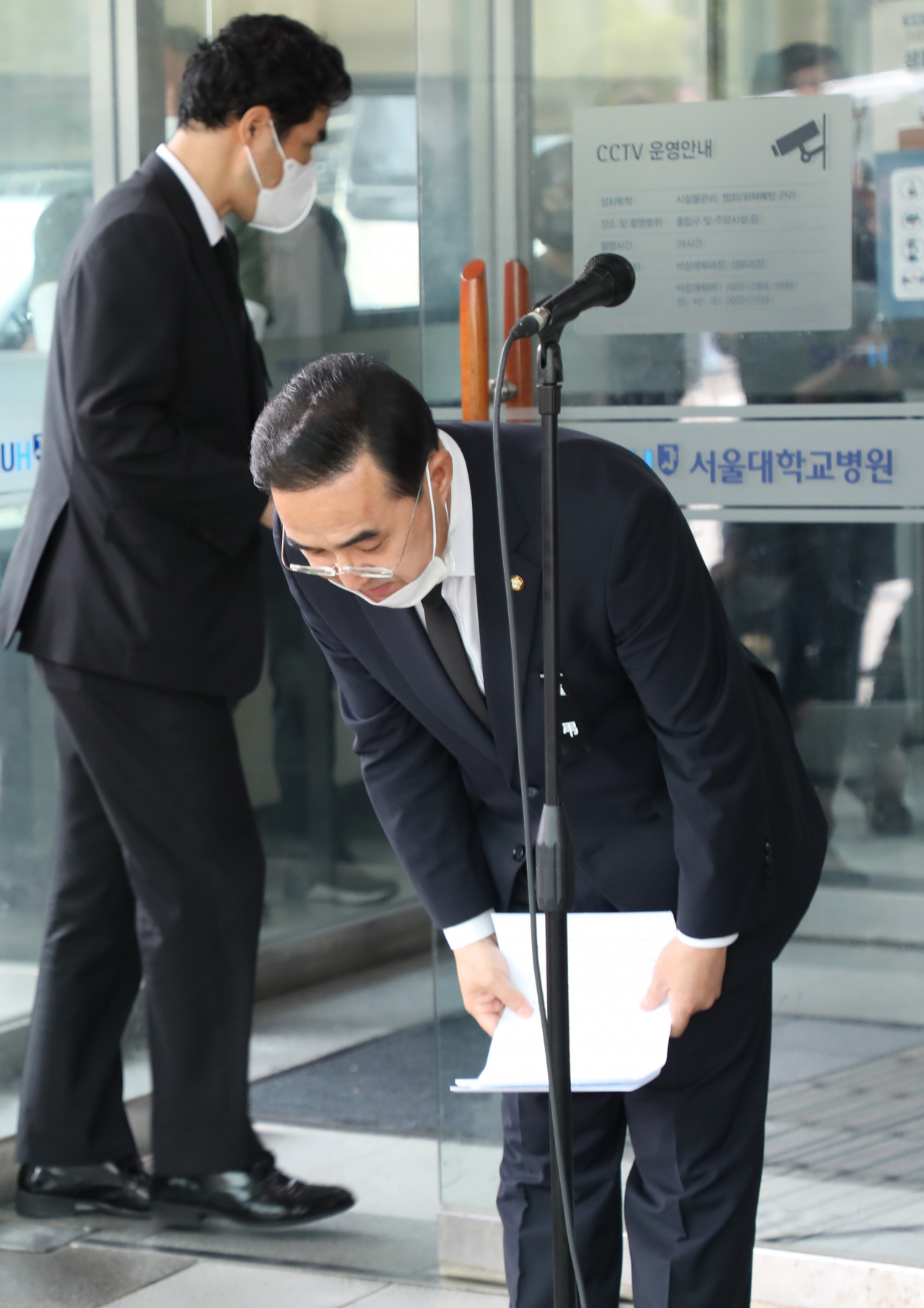 박홍근 민주당 의원이 지난 11일 오후 고 박원순 서울시장의 빈소인 서울대병원 장례식장에서 장례절차 등을 발표한 후 인사하는 모습. [연합]