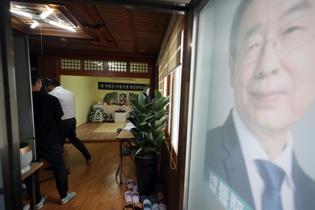 미래통합당은 오는 20일 열리는 김창룡 경찰청장 후보자 인사 청문회에서 박원순 서울시장의 성추행 의혹을 짚고 넘어갈 것으로 알려졌다. 사진은 지난 11일 경남 창녕군 박원순팬클럽사무실에 마련된 고(故) 박원순 서울시장 창녕분향소에서 시민이 조문하는 모습. [연합]