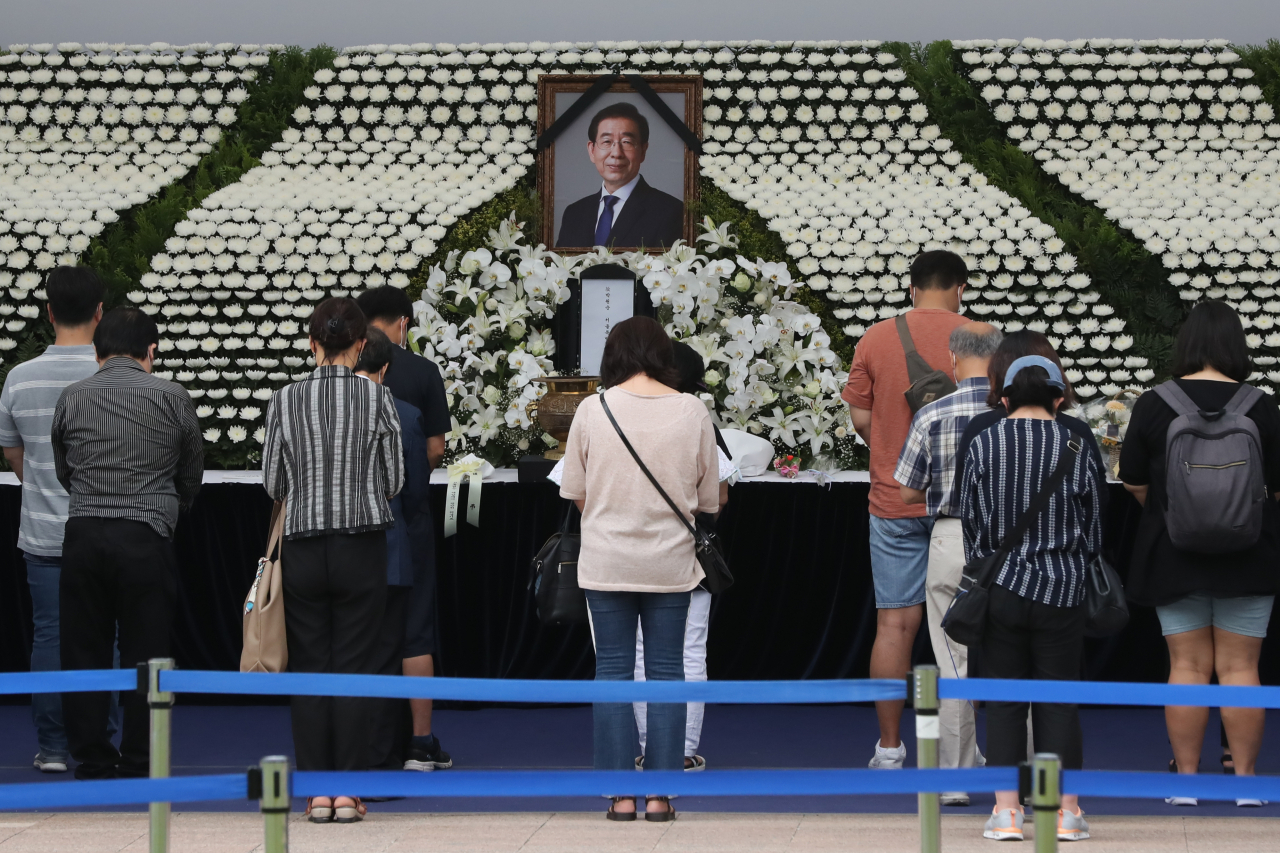 12일 서울광장에 마련된 고 박원순 서울시장 분향소를 찾은 시민들이 묵념하고 있다. [연합]