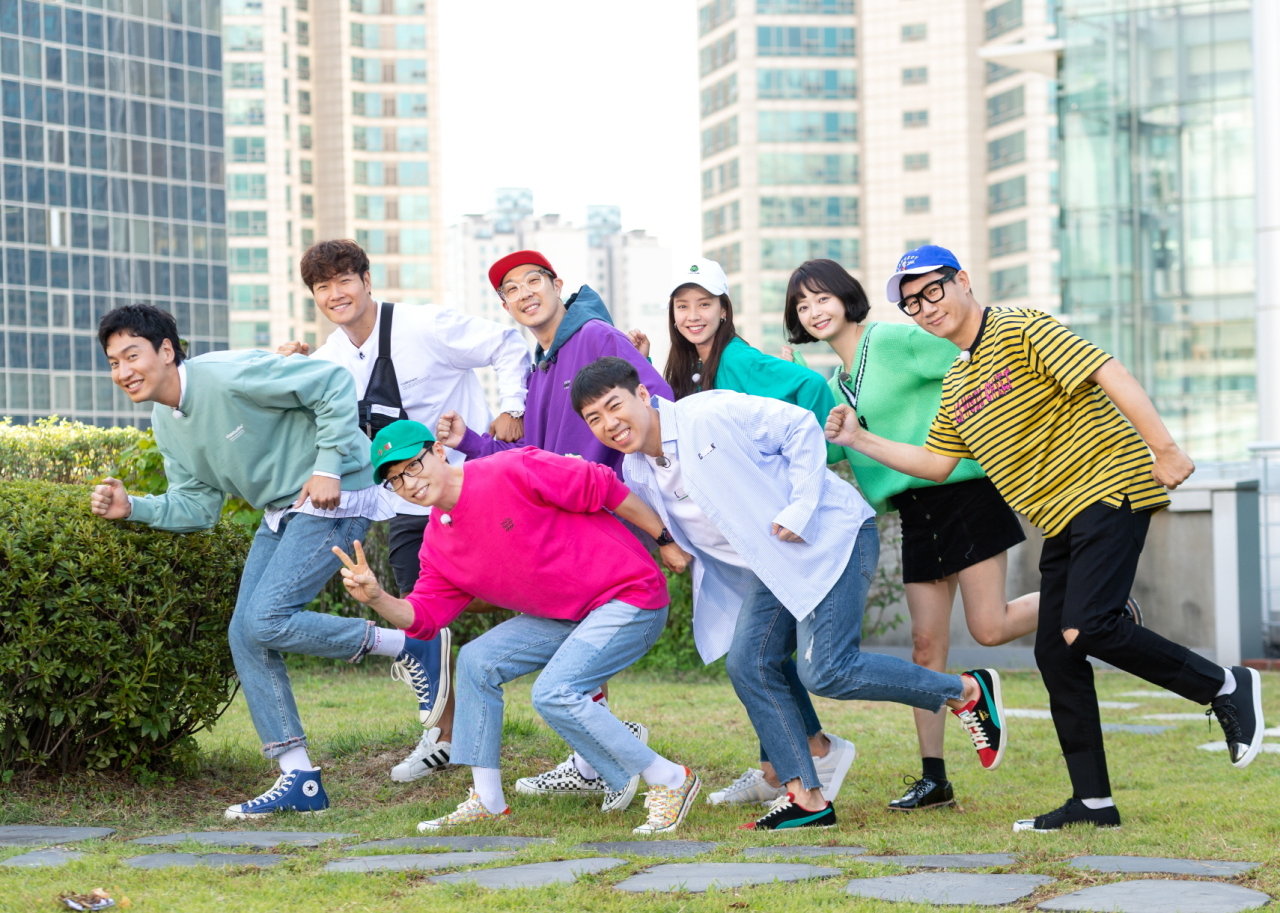 The cast of variety show “Running Man” poses together. From left, top row: Lee Kwang-soo, Kim Jong-kook, Haha, Song Ji-hyo, Jeon So-min and Ji Suk-jin. From left, bottom row: Yoo Jae-suk and Yang Sae-chan. (SBS)