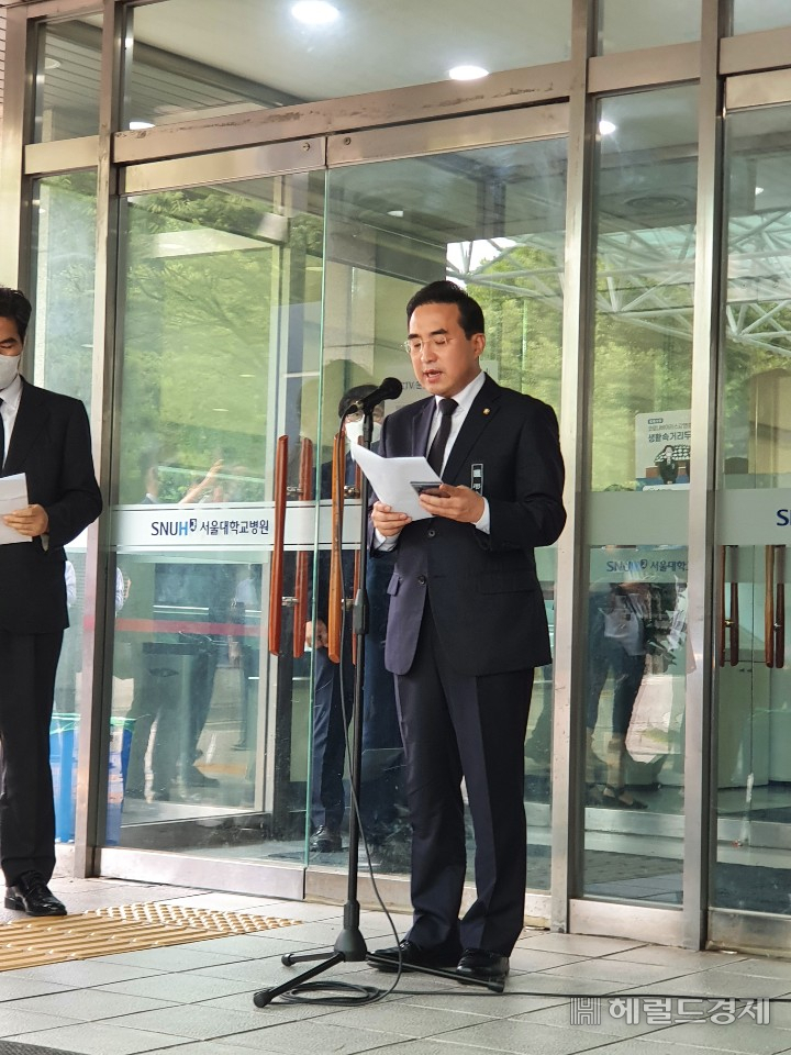 박홍근 의원이 12일 오후2시 종로구 연건동 서울대학교병원 장례식장 앞에서 장례위원회와 구성과 입관식 등을 설명하고 있다. [사진=한지숙 기자/jshan@]