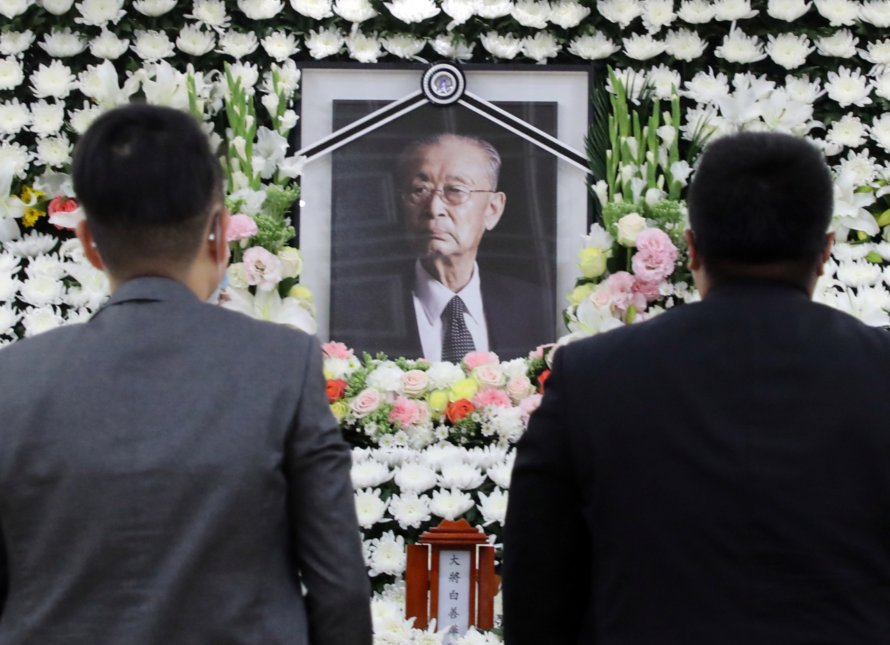 12일 서울 아산병원 장례식장에 마련된 고 백선엽 장군의 빈소에서 조문객들이 분향하고 있다. [연합]