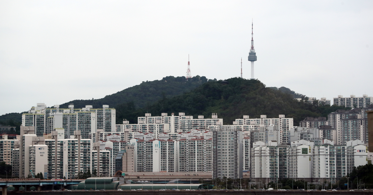 A view of apartment complexes near Namsan, a mountain in central Seoul. (Yonhap)