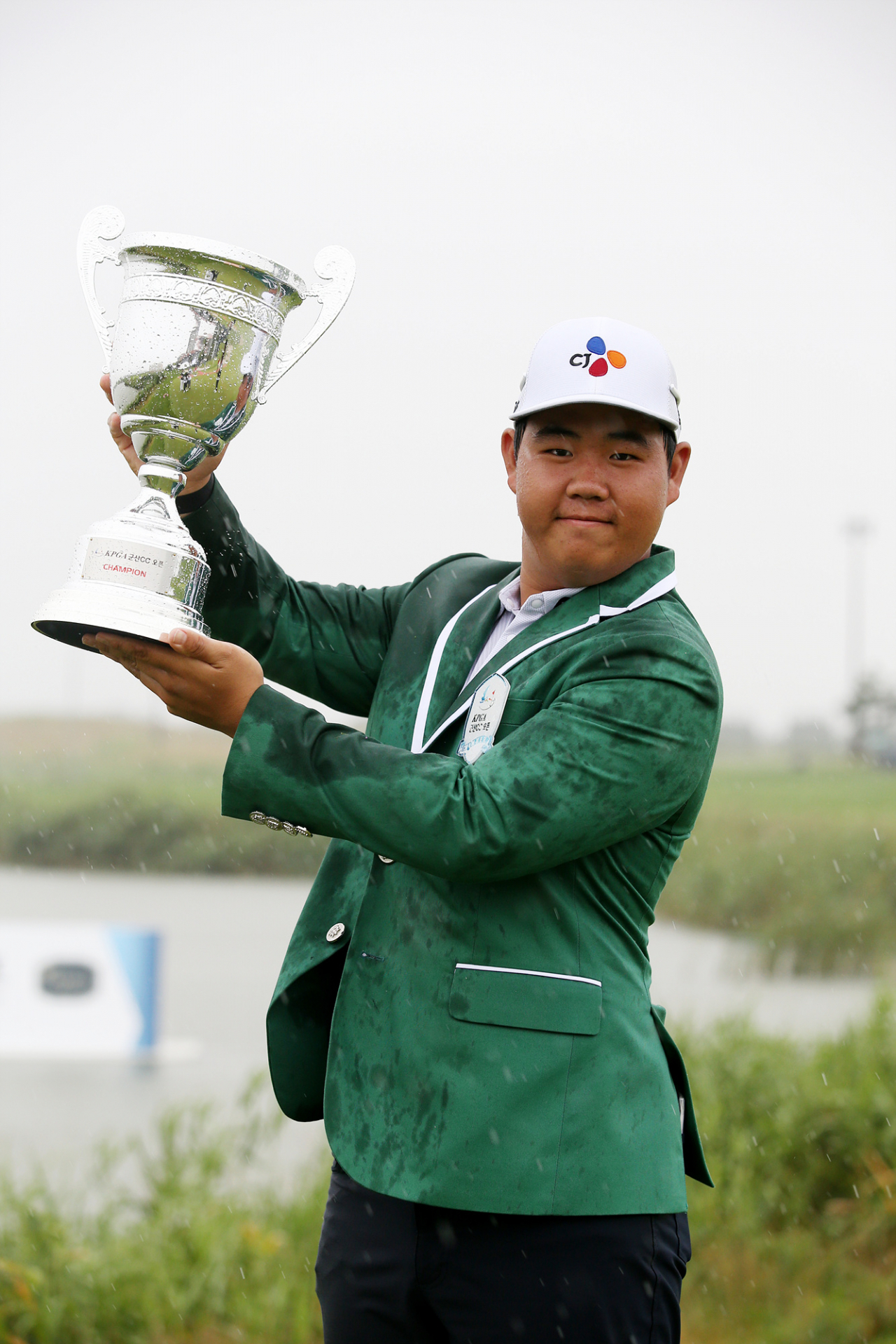 김주형이 우승을 차지한 뒤 그린재킷을 입고 우승컵을 들어올리고 있다./KPGA 제공