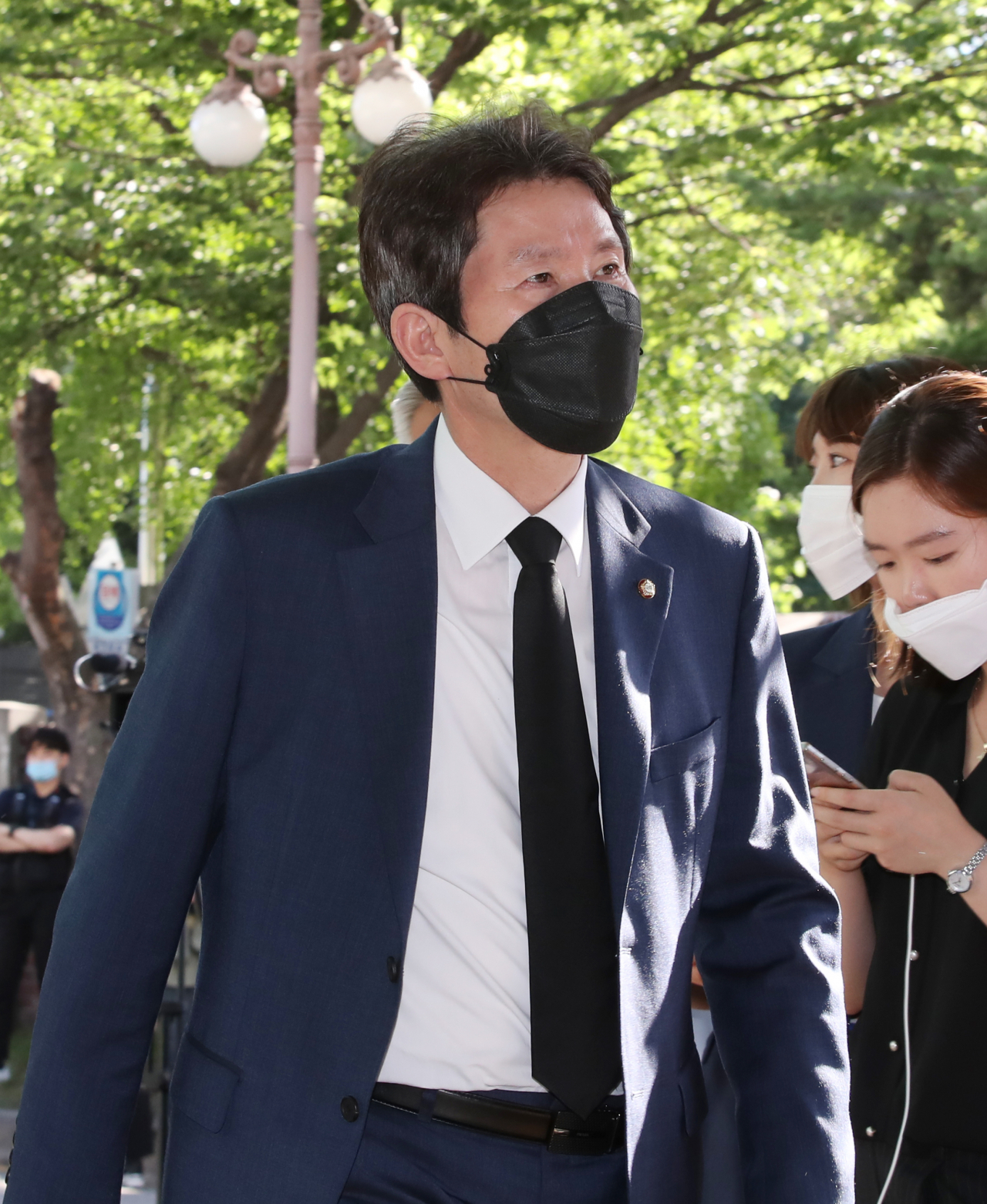 국회 인사청문회를 앞두고 있는 이인영 통일부장관 후보자 측과 김기현 미래통합당 의원 측은 12일 청문회 자료 제출 문제를 둘러싸고 공방을 펼쳤다. 이 후보자가 지난 10일 서울대학교병원 장례식장에 마련된 고(故) 박원순 서울시장 빈소에 들어가고 있다. [연합]