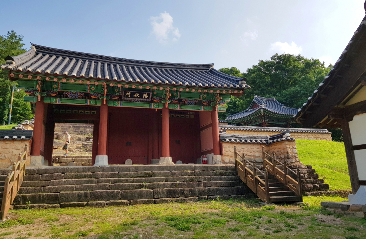 화양구곡 근처에 있는 만덕묘 정문 양추문. 이 전각들은 청나라의 중국대륙 장악기 조-명 우호친선을 기리고 있다. 망한 왕조와의 의리를 상징하는 이 유적은 외교의 중요성을 일깨우는 반면교사로도 의미가 있다.