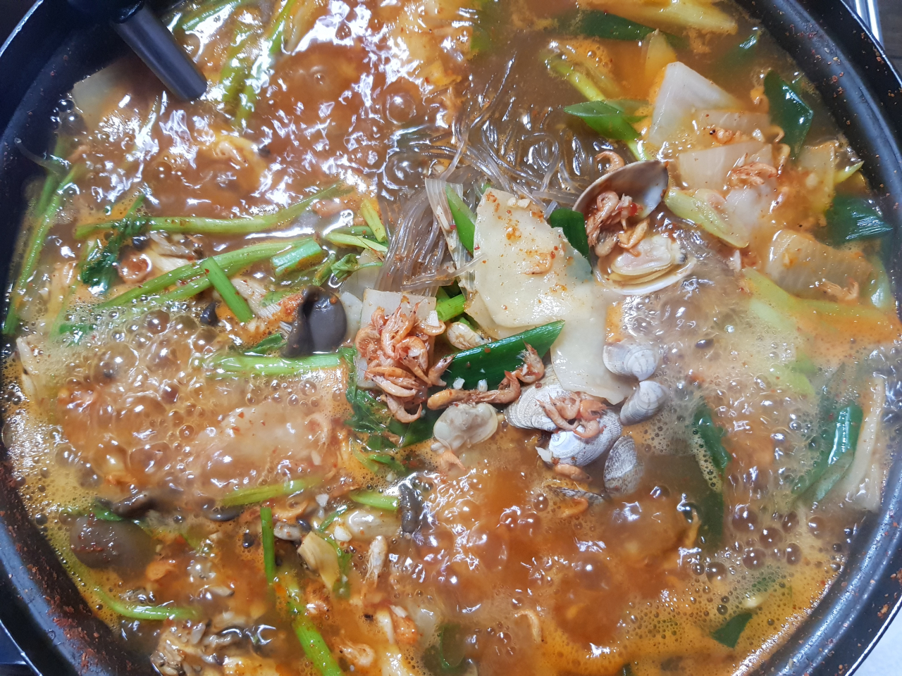 괴산읍내 이름도 즐거운 식당 ‘즐거운날’의 민물새우 새뱅이 전골