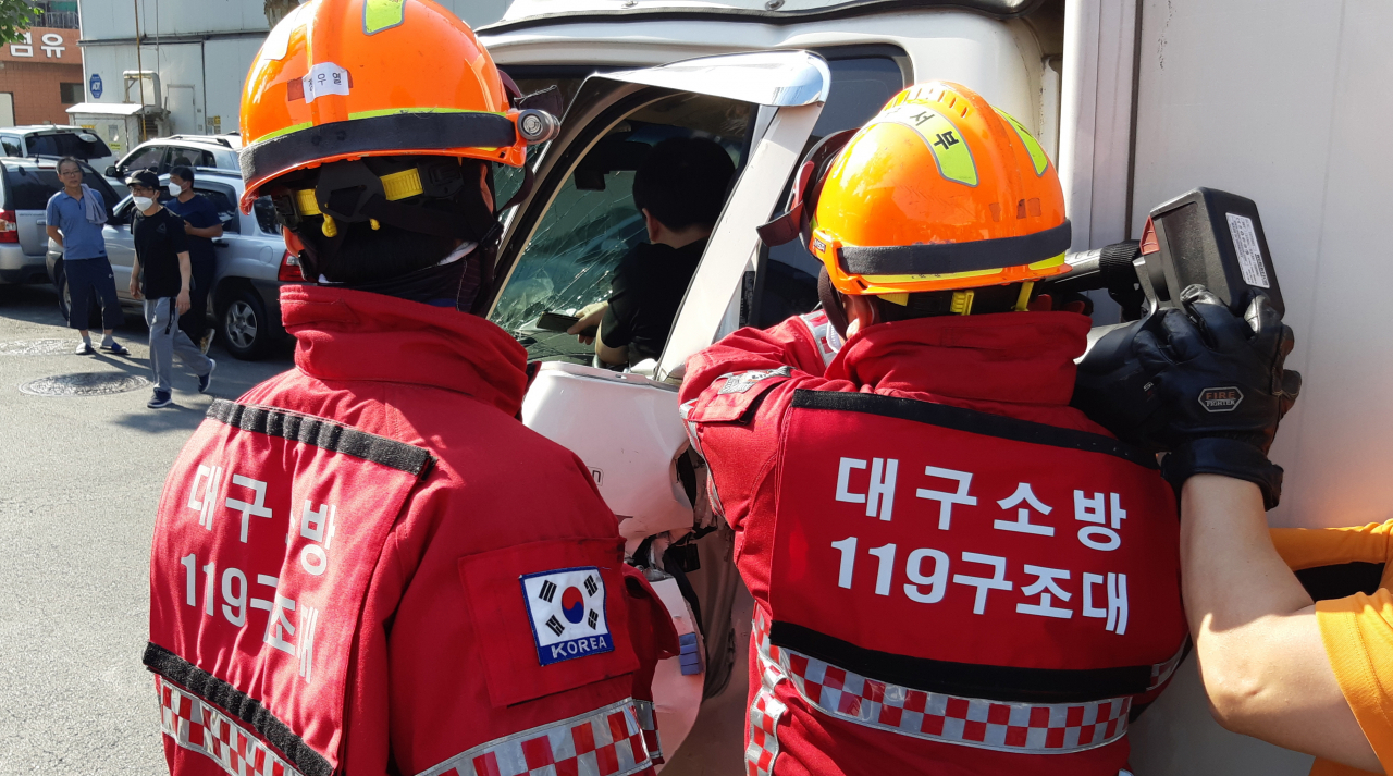 교통사고 구조활동 모습.[대구소방안전본부 제공]