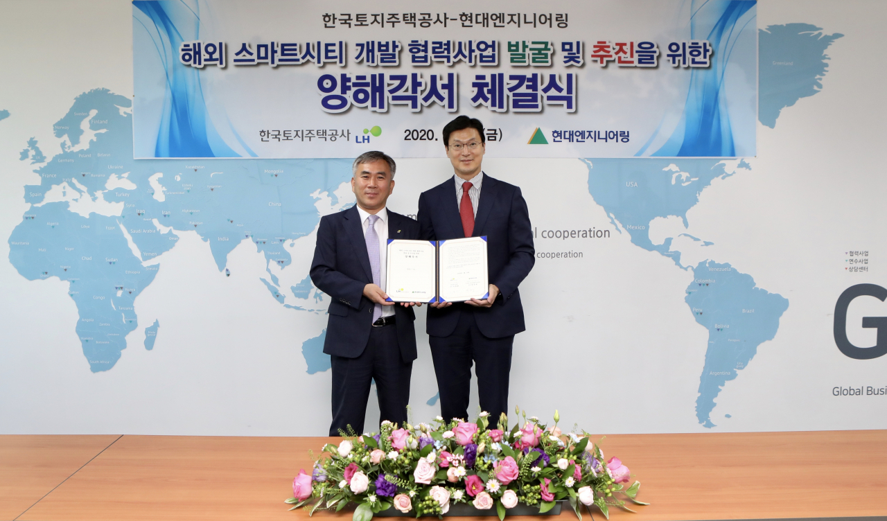 지난 10일 경기 성남시 분당구 LH 오리사옥에서 이정관 LH 글로벌사업처장(왼쪽)과 박찬우 현대엔지니어링 인프라·투자개발사업부장이 '현대엔지니어링-LH 해외 스마트시티 개발 협력사업 발굴 및 추진’을 위한 양해각서를 체결했다.[현대엔지니어링 제공]