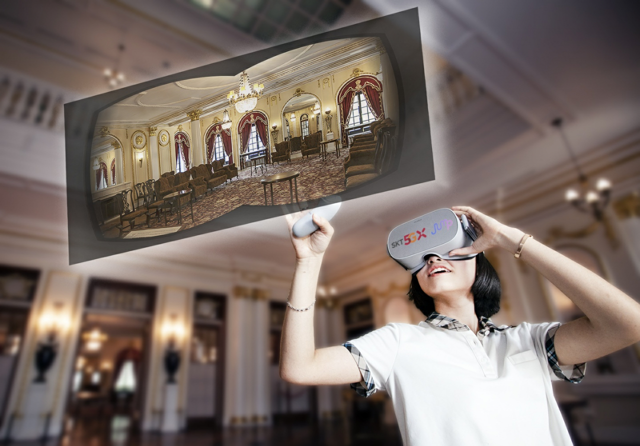 SK텔레콤은 5GX VR 앱 ‘점프 VR’을 통해 덕수궁관리소 주무관의 해설을 들으며 360도로 덕수궁을 관람하는 VR영상을 13일부터 무료로 볼 수 있다고 밝혔다. [SK텔레콤 제공]